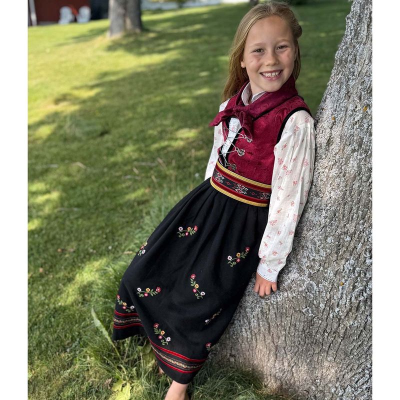 Salto Leah bunad/festdrakt til jente, Rød